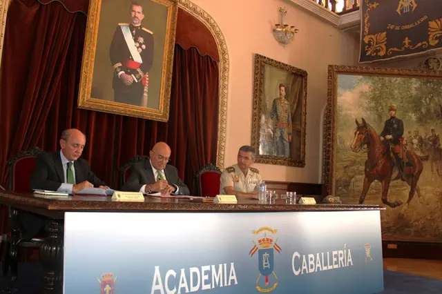 Firma convenio para la nueva iluminaci&oacute;n de la Academia de Caballer&iacute;a | Valladolid Plural