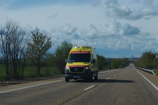 Ambulancia a su paso por la N-601 en Medina de Rioseco | Valladolid Plural