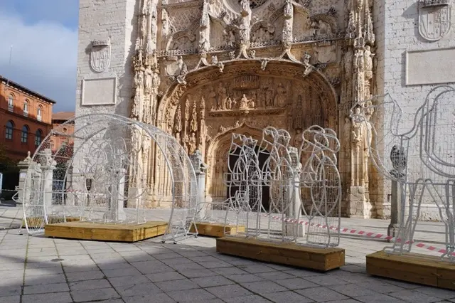 Instalaci&oacute;n del bel&eacute;n luminoso en la Plaza de San Pablo | Valladolid Plural