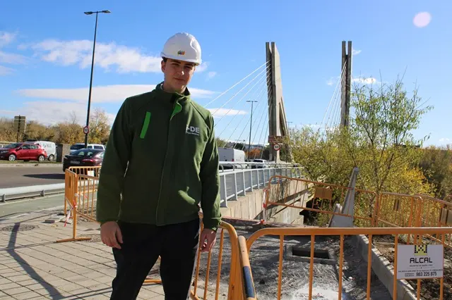 Adrián Carbajo, junto a la obra desarrollada en las inmediaciones del Puente de la Hispanidad | Valladolid Plural