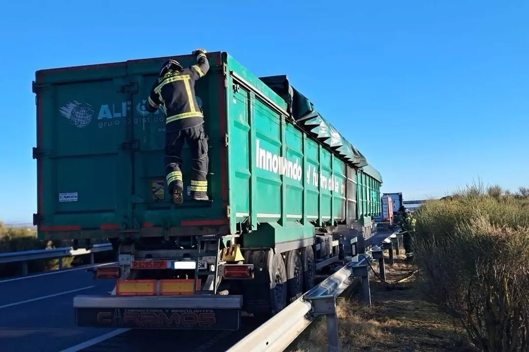 Incendio remolque camion intervencion Bomberos Diputacion A-62 Pollos