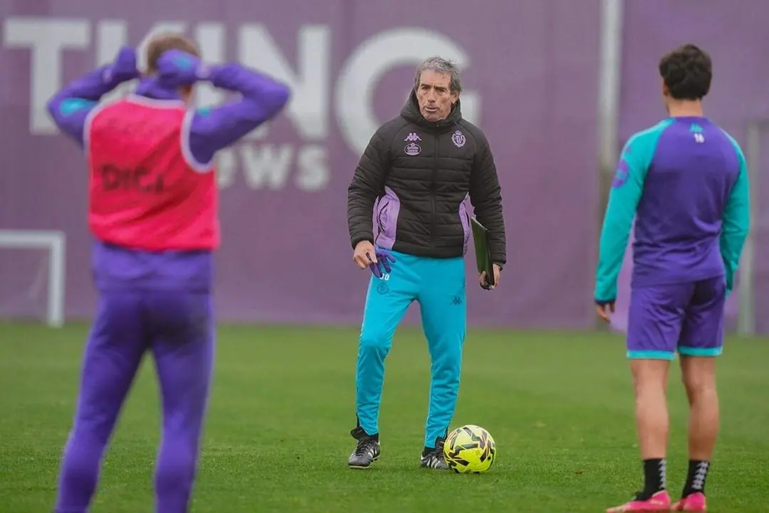 Guillermo Almada entrenador Real Valladolid charla jugadores partido Segunda