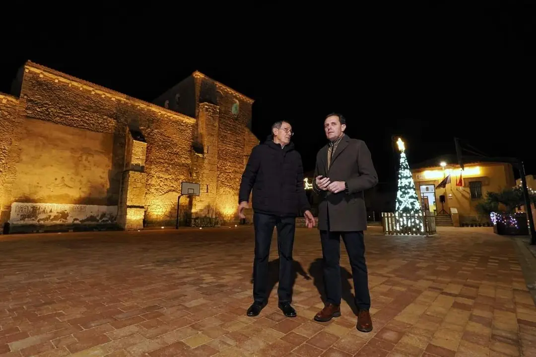 Visita Conrado Iscar remodelacion Plaza Mayor Manzanillo y nuevas iluminaciones Diputacion