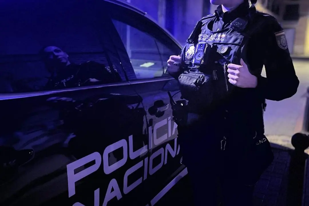 Agente mujer de la Policia Nacional de Valladolid coche patrulla sucesos noche