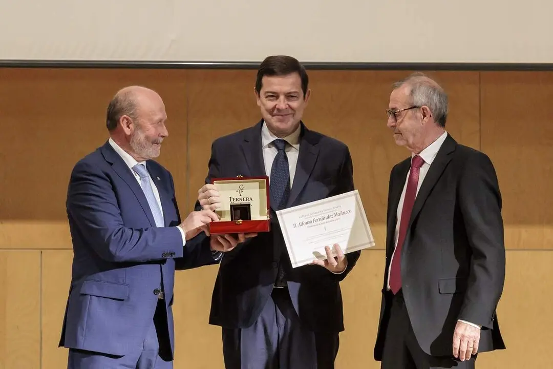 Alfonso Fernandez Manueco premio compromiso ganaderia jcyl
