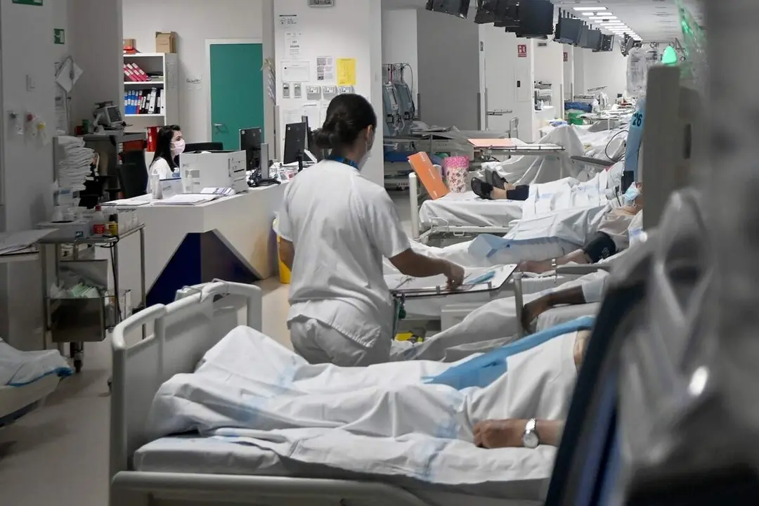 Hospital enfermeras y pacientes camillas Sanidad Castilla y Leon