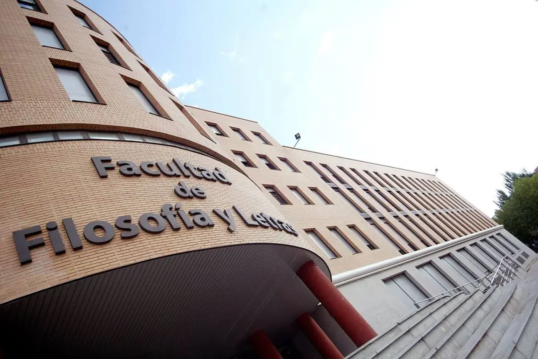Fachada Facultad Filosofia y Letras Universidad de Valladolid