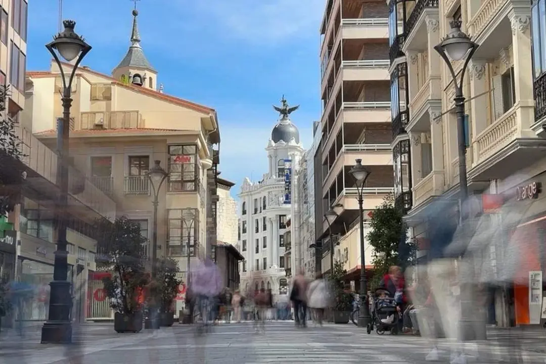 Calle Santiago centro ciudad Valladolid transito personas turismo