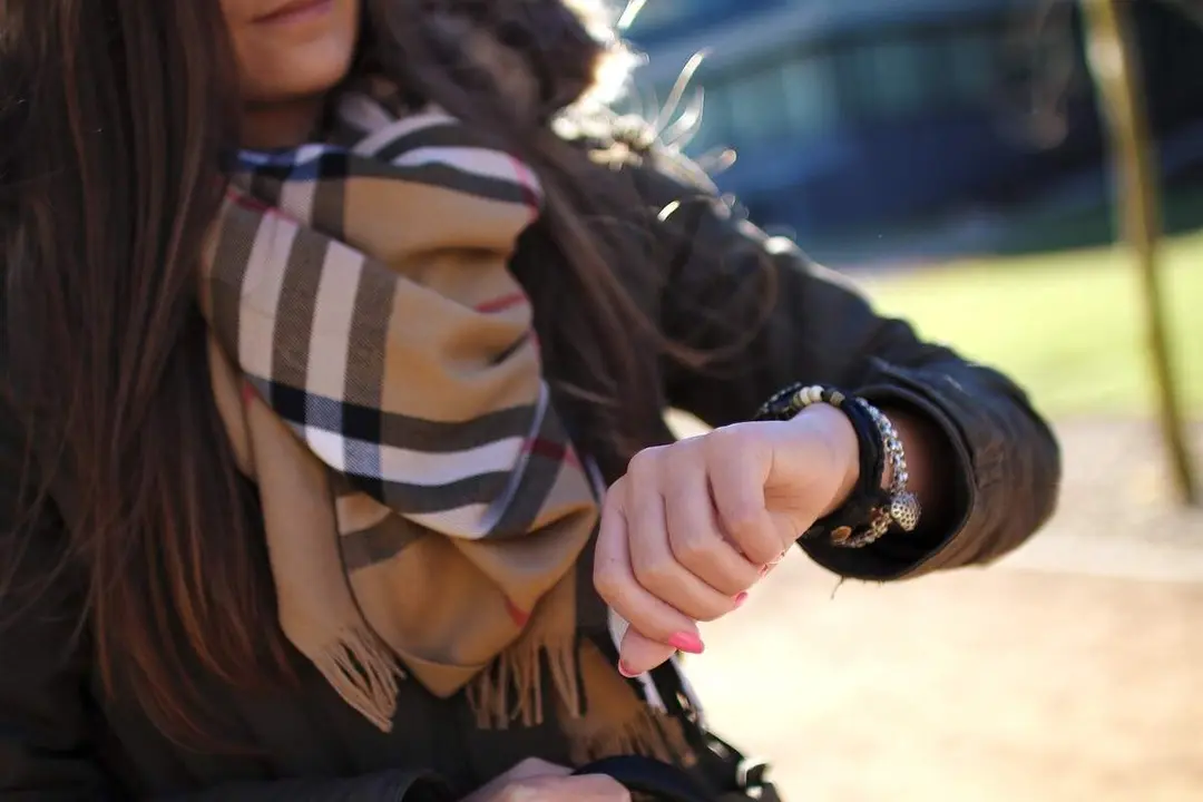 Mujer bufanda frio invierno tiempo ciudad parque Valladolid