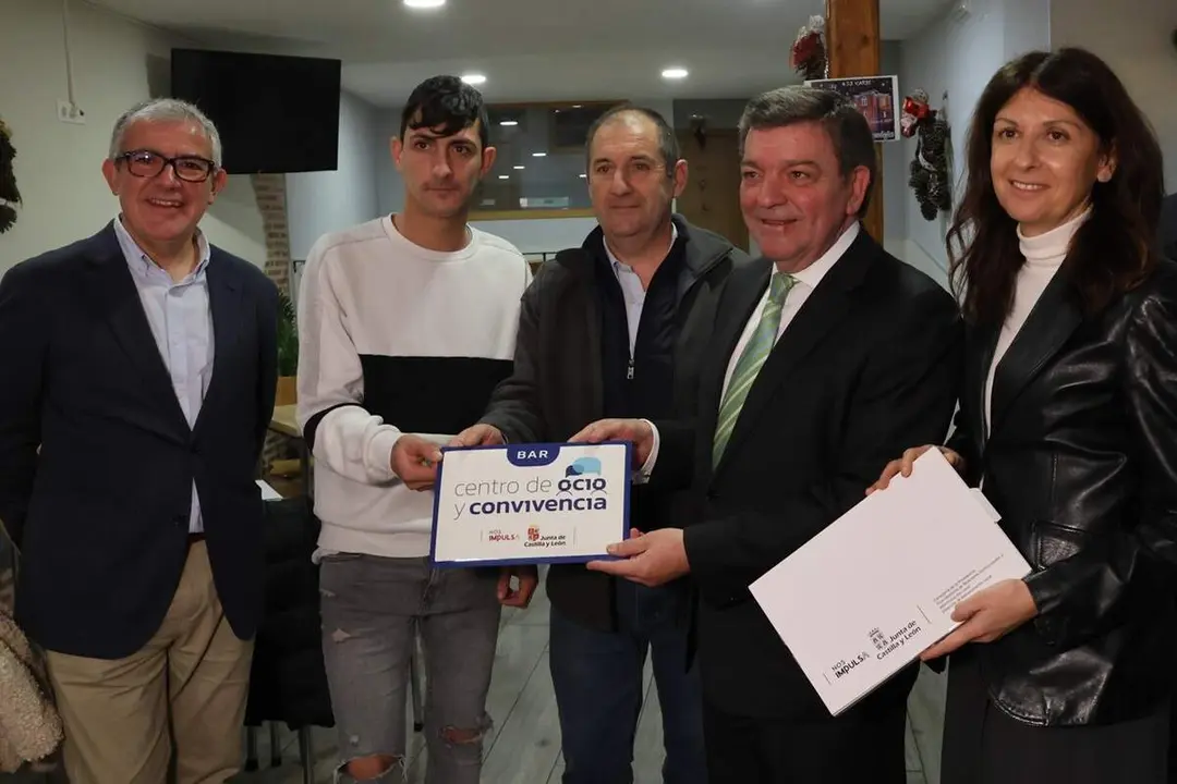 Visita consejero Luis Miguel Gonzalez Gago Martin Munoz de las Posadas provincia Segovia ayuda bares jcyl