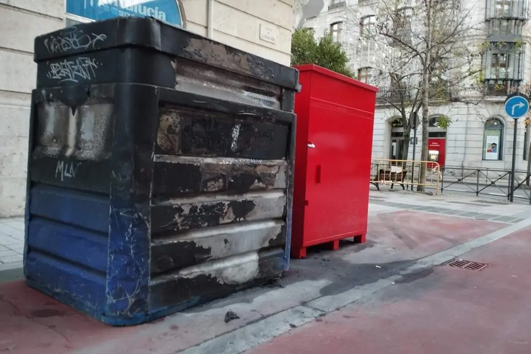 Incendio contenedor carton calle Miguel Iscar cruce Licenciado Vidriera sucesos