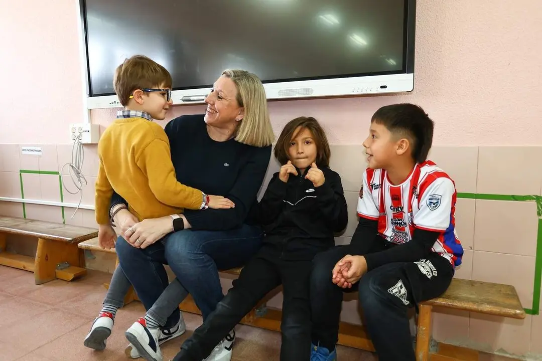 Visita Isabel Blanco participantes programa Conciliamos Navidad colegio Salamanca jcyl