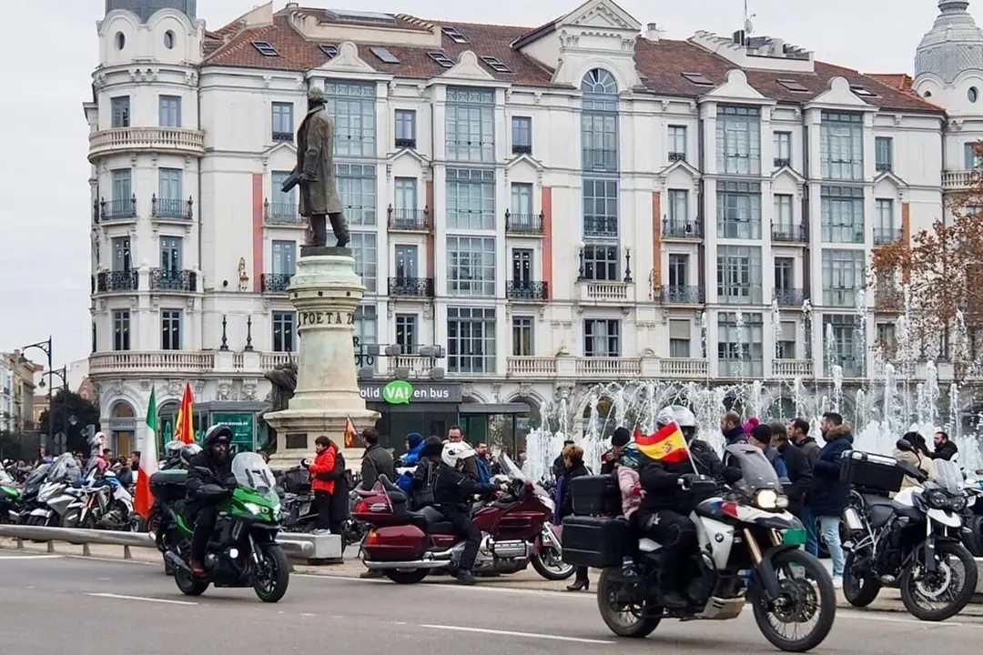 Concentracion motos Pinguinos Plaza de Zorrilla centro ciudad Valladolid