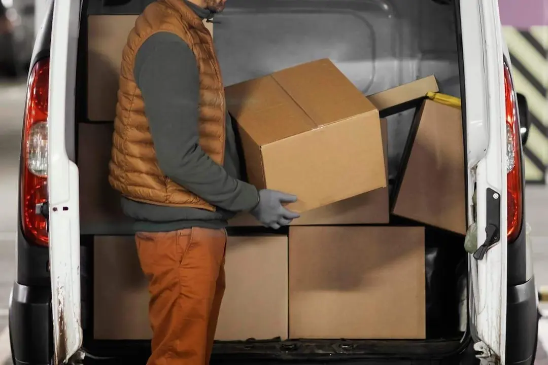 Furgoneta de reparto paquetes empleo trabajo Valladolid