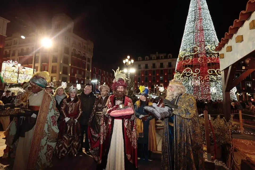 Cabalgata Reyes Magos saludo entrega ofrenda Belen Plaza Mayor Ayuntamiento Valladolid 2026