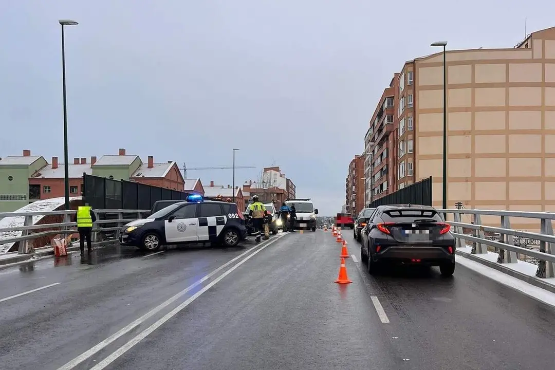 Accidente colision turismos Arco de Ladrillo nieve Policia Municipal Valladolid