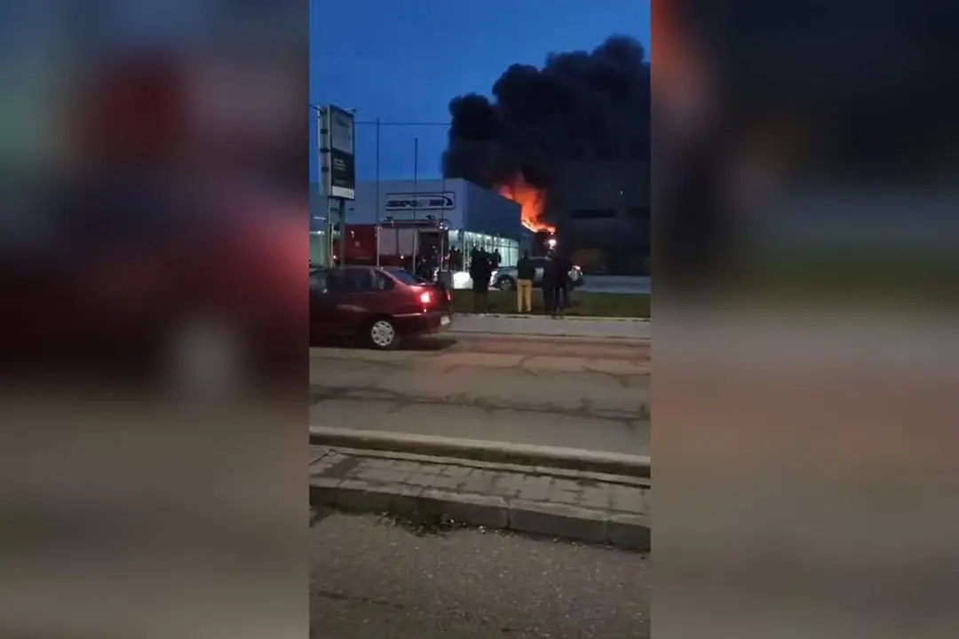 Incendio concesionario y desguace Medina del Campo Bomberos