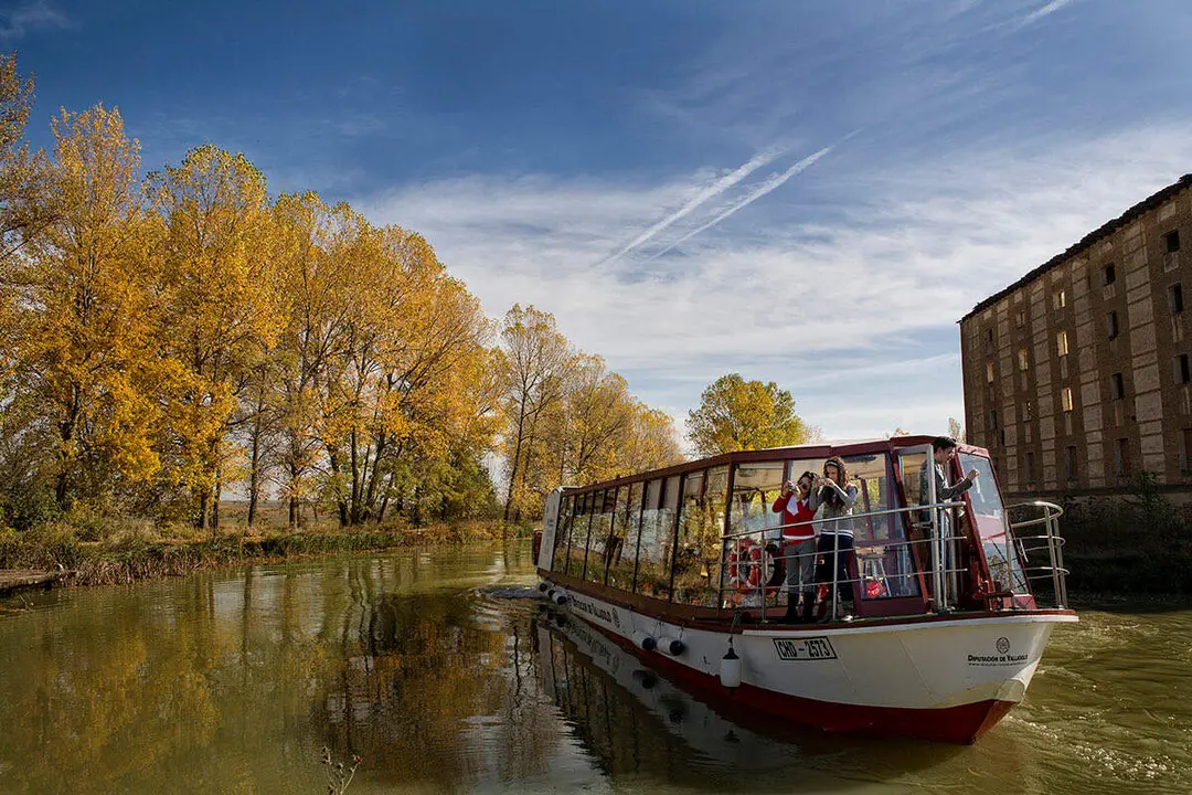 Canal de Castilla embarcacion Antonio de Ulloa Rioseco turismo provincia Valladolid