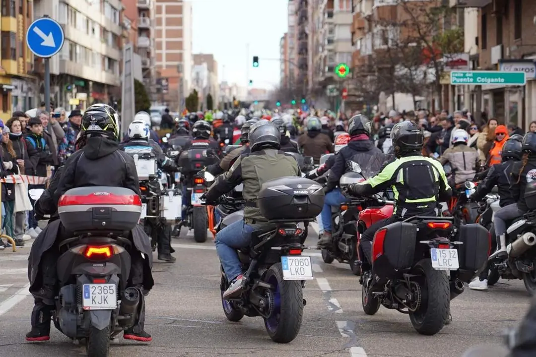 Desfile Banderas Pinguinos 2026 calle Puente Colgante cruce Paseo Zorrilla Valladolid