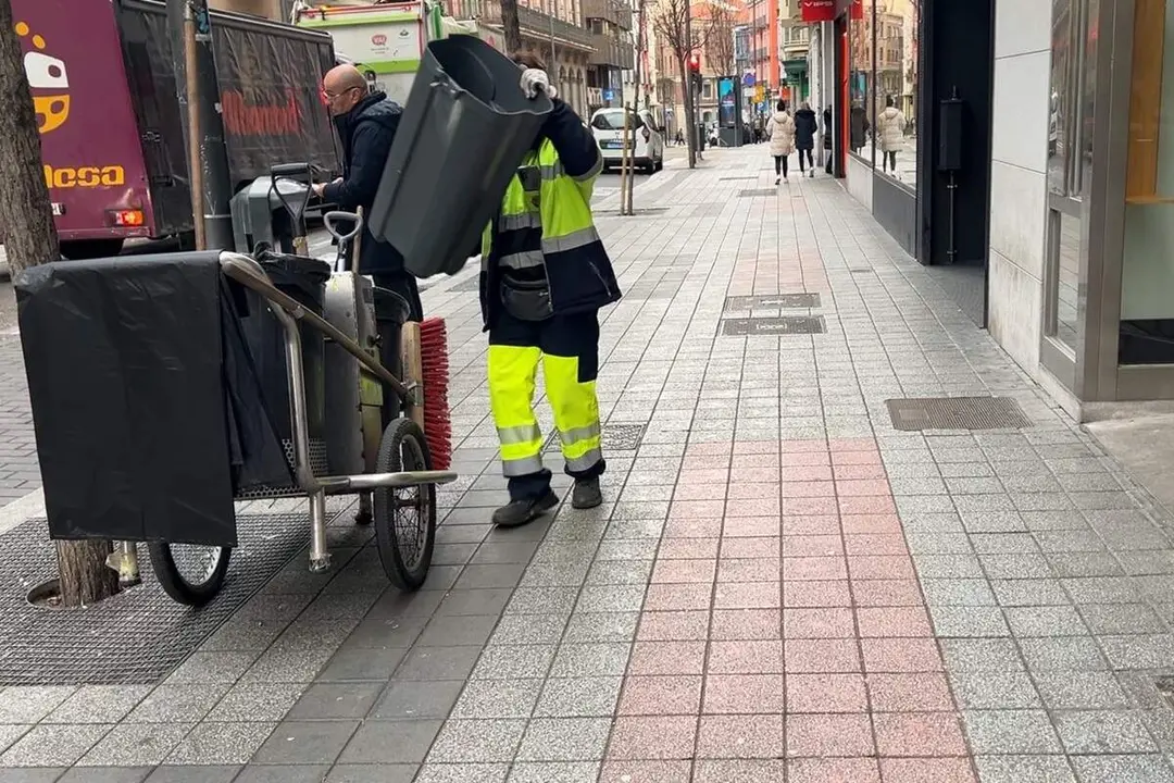 Trabajadora Servicio Limpieza Valladolid empleo publico calle Duque de la Victoria