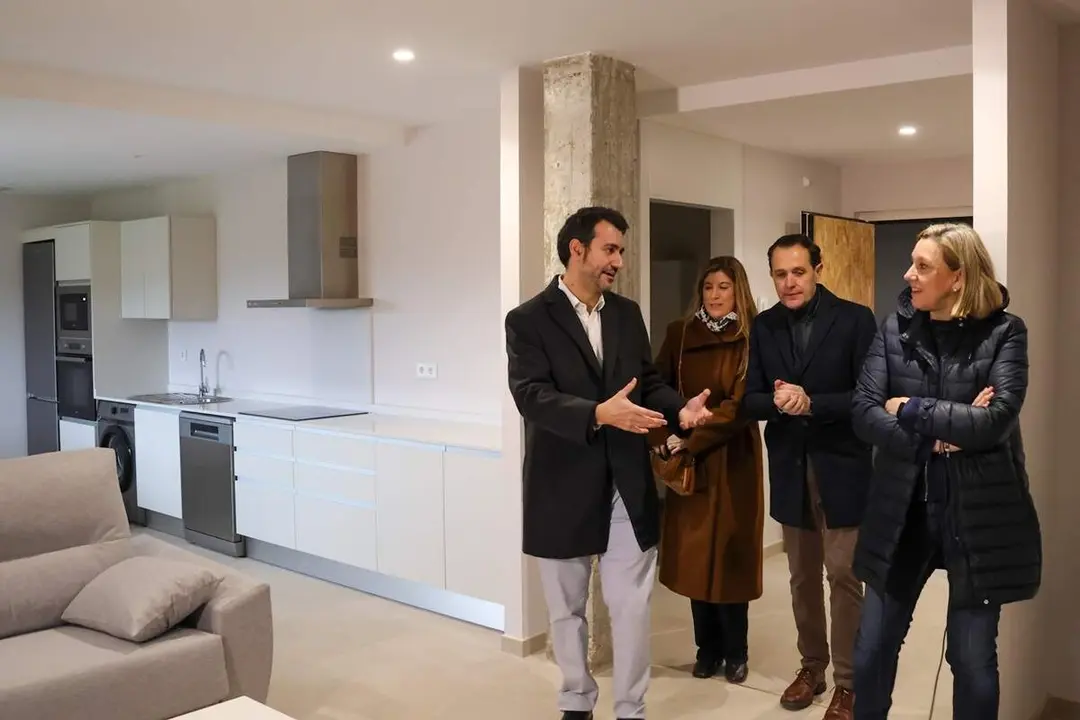 Visita Isabel Blanco y autoridades viviendas en red Medina de Rioseco jcyl