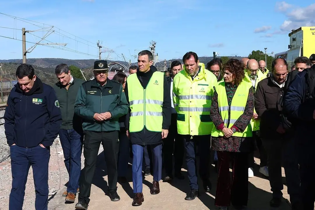 Visita Pedro Sanchez y Oscar Puente lugar accidente ferroviario mortal Adamuz