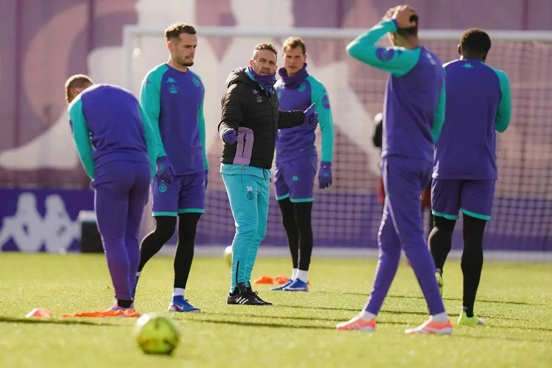 Tevenet y jugadores Real Valladolid sesion entrenamiento Los Anexos