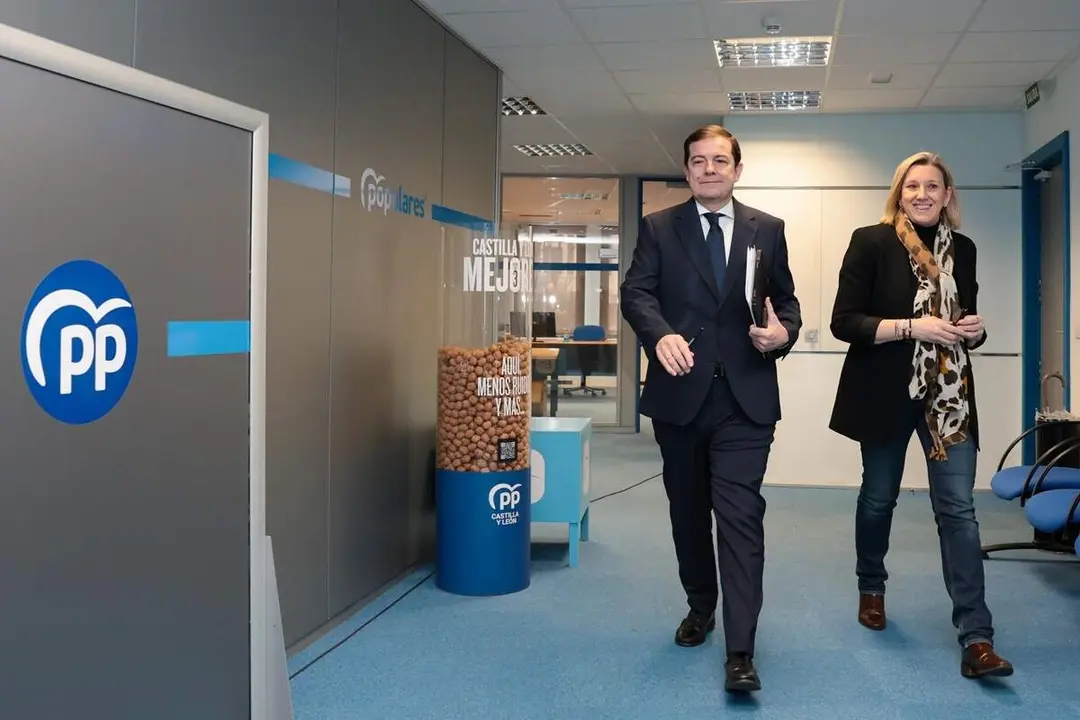 Alfonso Fernandez Manueco e Isabel Blanco comparecencia elecciones 15 marzo PP Castilla y Leon