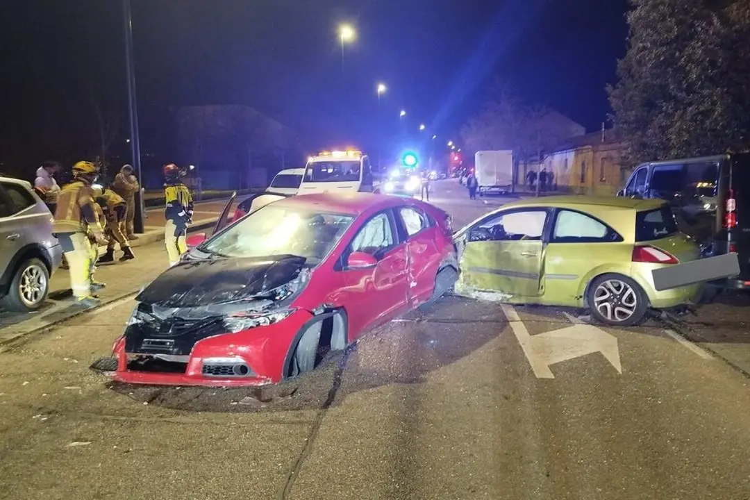 Accidente de trafico colision turismos calle Valle de Aran Policia Municipal Valladolid