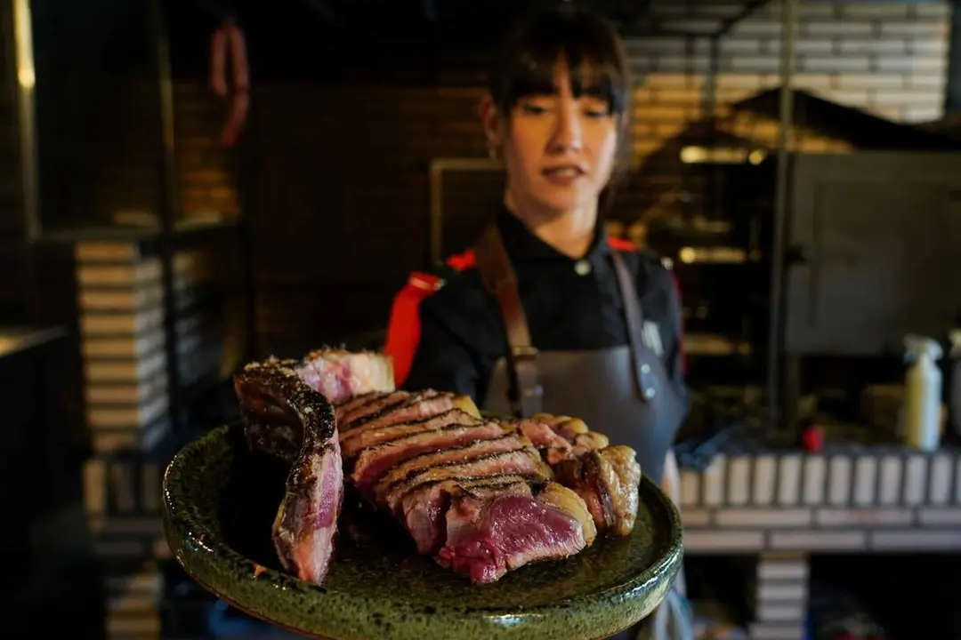 Anai Melendez parrillera restaurante Cain Nava del Rey