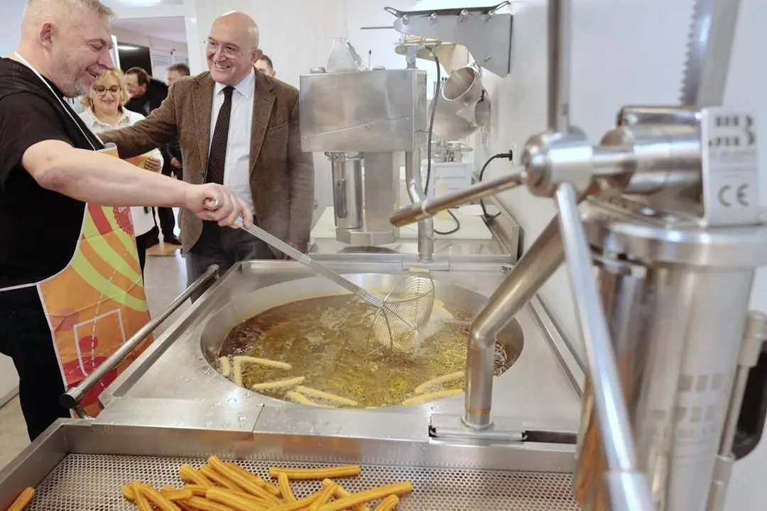 Visita Jesus Julio Carnero industria local Jose Luis Blanco maquinaria churros Valladolid