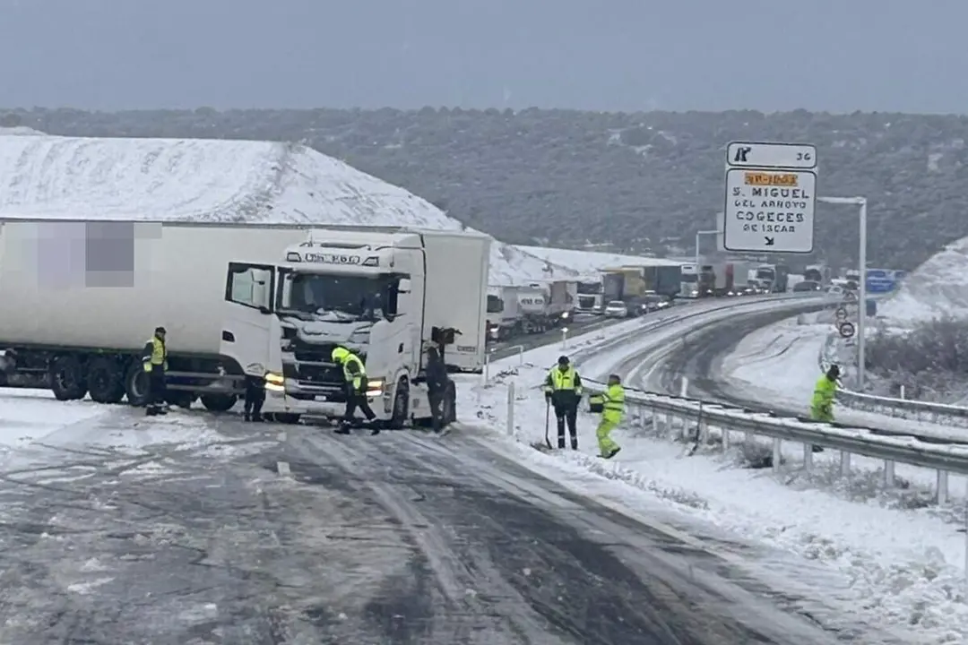 Camiones embolsamiento autovia provincia Valladolid consecuencias borrasca Kristin nevada