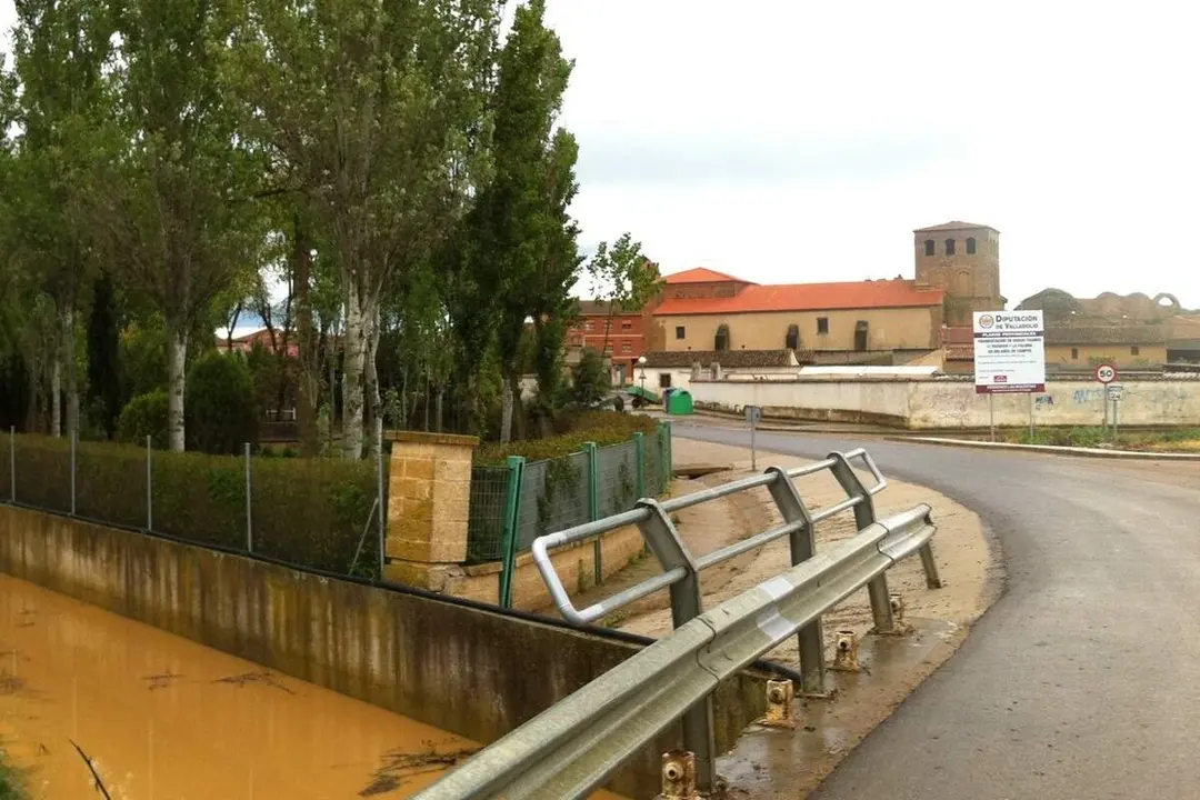Bolanos de Campos carretera pueblo provincia Valladolid medio rural