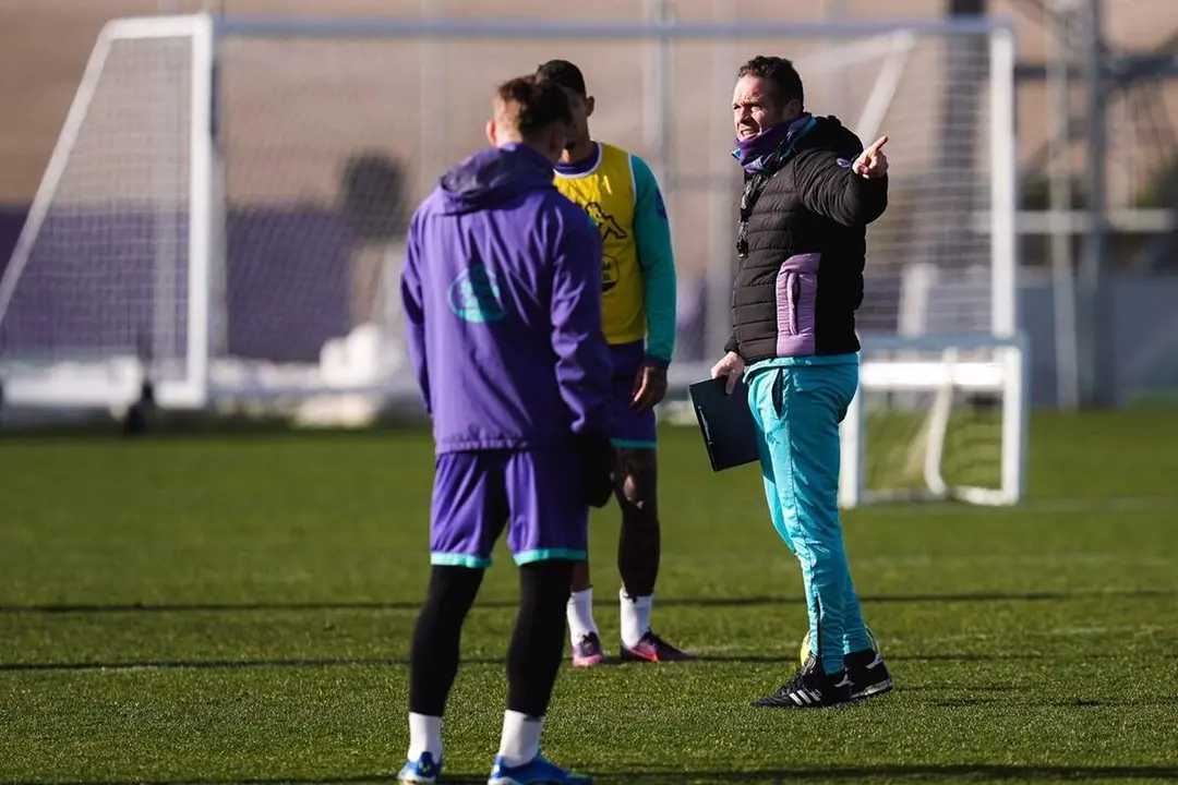 Luis Garcia Tevenet instrucciones jugadores entrenamiento Real Valladolid