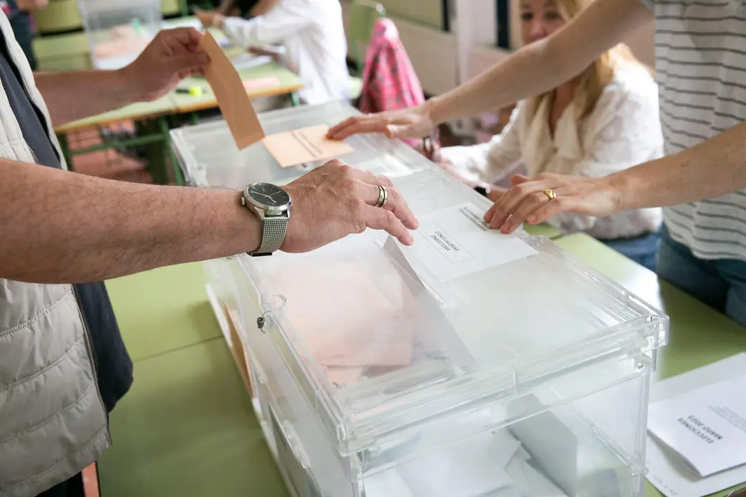 Miembros mesa electoral urnas papeletas elecciones en Valladolid