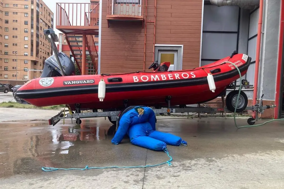 Rescate maniqui mono trabajo confusion cuerpo flotando rio Pisuerga Bomberos Valladolid