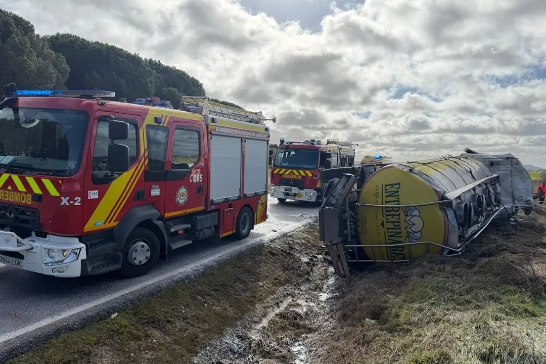 Accidente mortal vuelco camion leche empresa Entrepinares Aldeamayor de San Martin Bomberos Diputacion