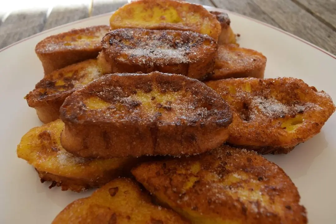 Plato de torrijas gastronomia tradicion dulce tipico Semana Santa