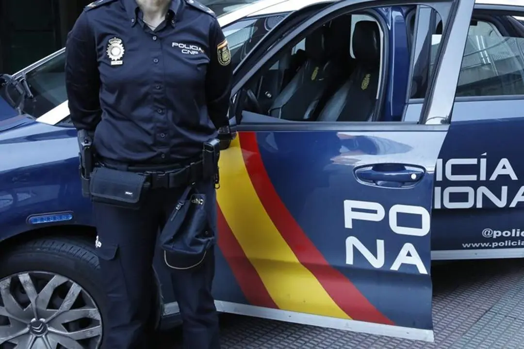 Agente de la Policia Nacional intervencion sucesos Valladolid coche patrulla