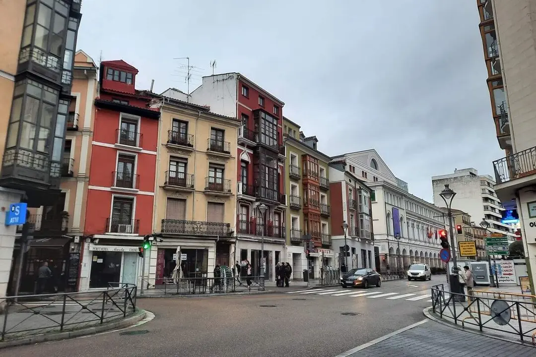 Plaza de la Libertad cruce calle Macias Picavea centro ciudad Valladolid lluvia