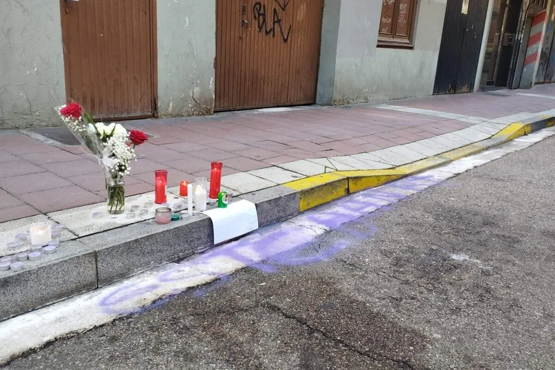 Homenaje velas y flores joven apunalado calle Democracia Valladolid