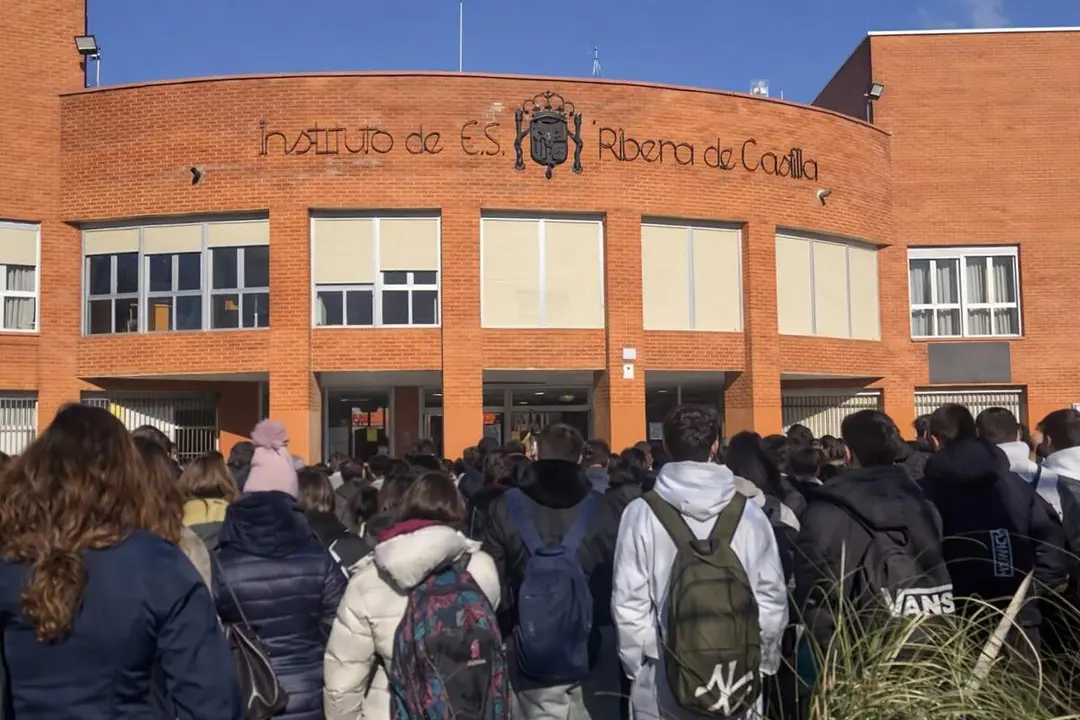 Minuto de silencio IES Ribera de Castilla companeros Juan Esteban apunalamiento mortal Valladolid