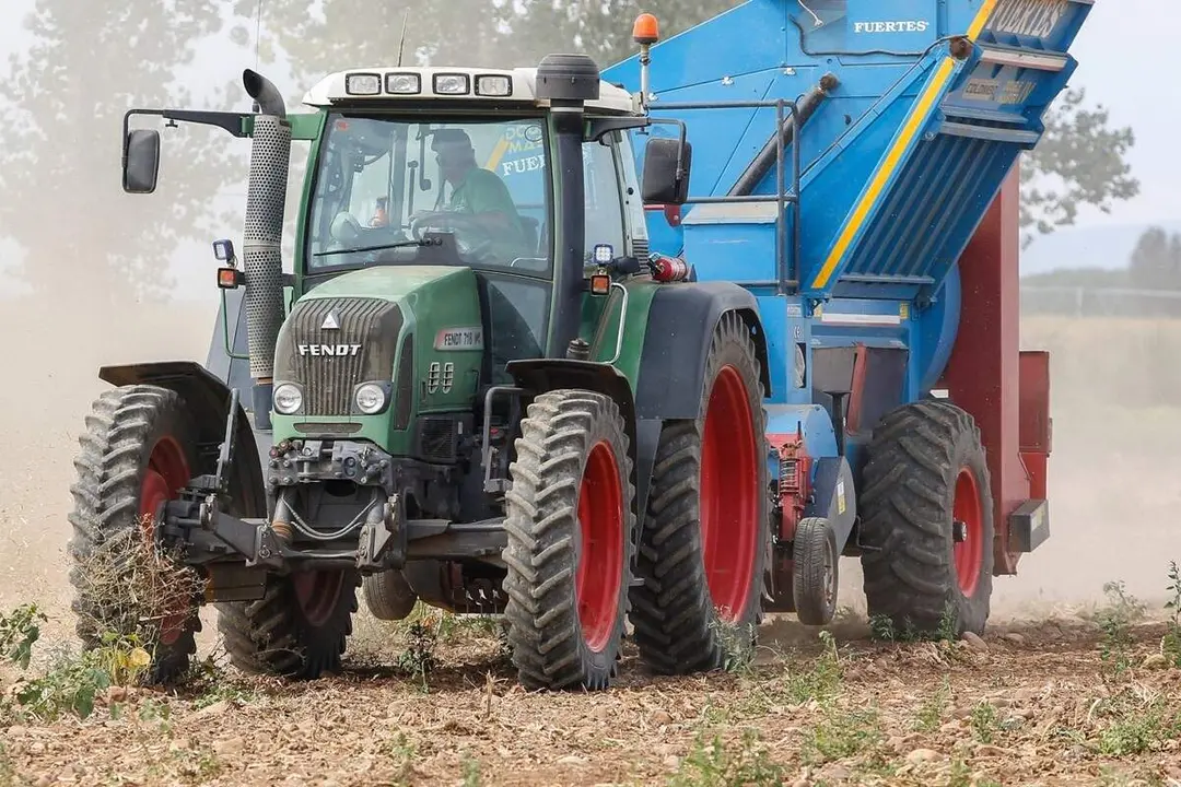 Tractor con remolque y agricultor campo provincia Valladolid sector primario