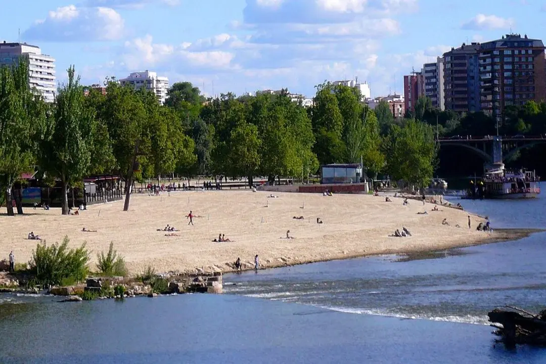 Playa de las Moreras ciudad Valladolid tiempo primavera rio Pisuerga