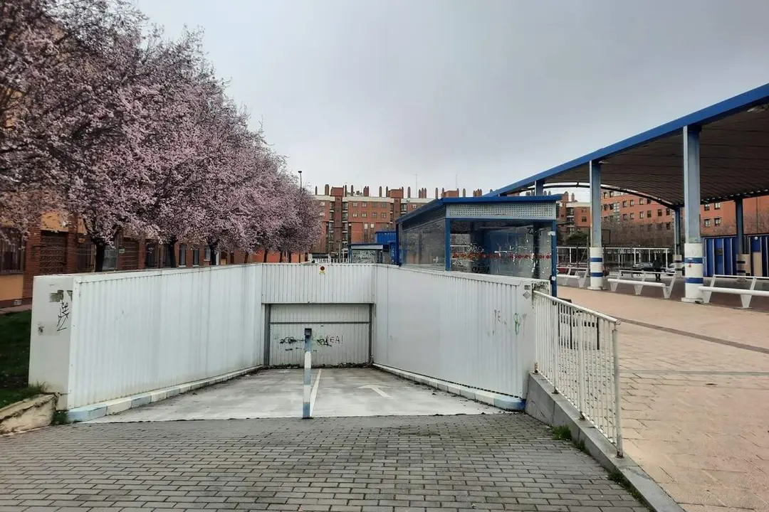 Parking Plaza de la Solidaridad barrio La Victoria pista deportiva