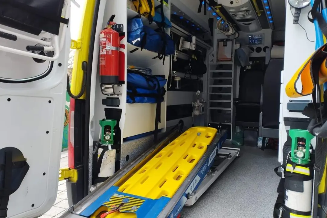 Interior ambulancia Servicio de Emergencias Sanitarias accidentes sucesos