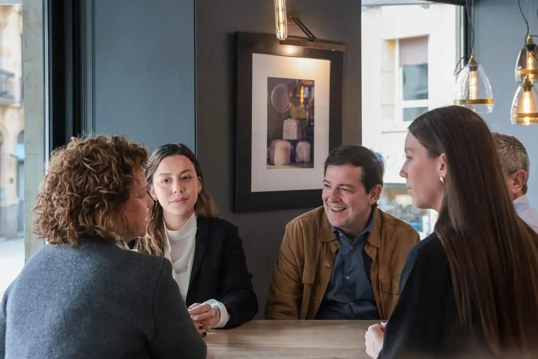 Jornada reflexion Alfonso Fernandez Manueco y familiares elecciones 15-M