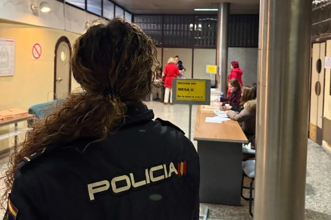 Incidencias colegios electorales Castilla y Leon agente Policia Nacional elecciones 15M