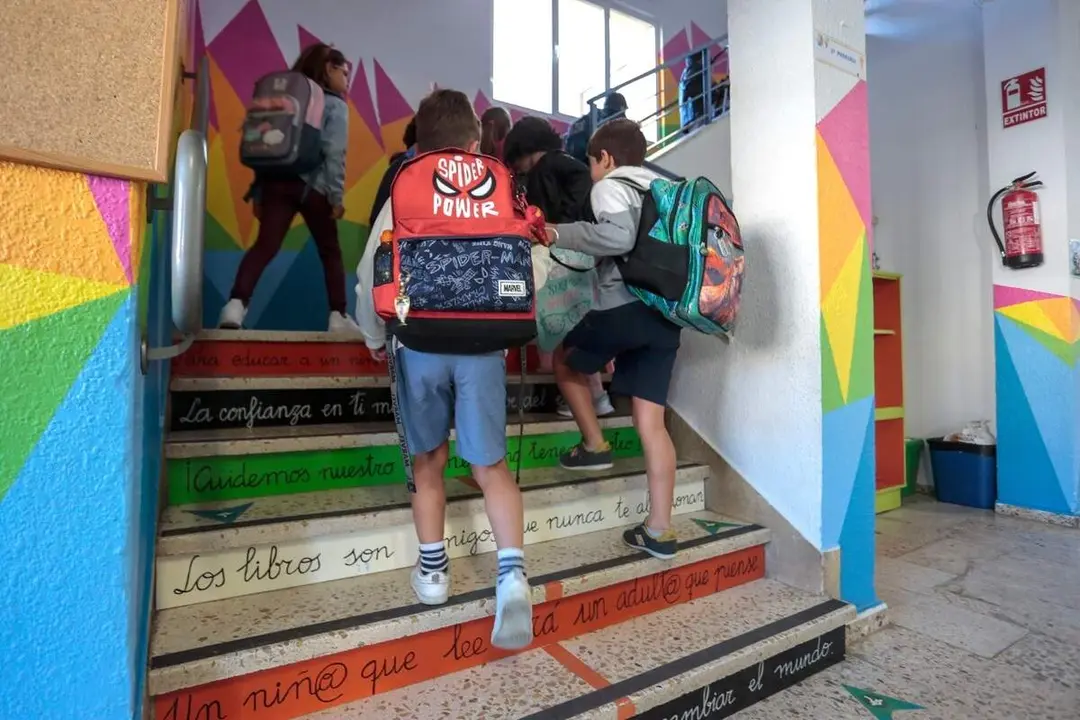 Alumnos escolares educacion mochilas colegio Valladolid