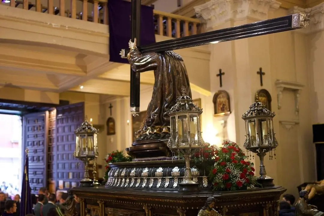 Paso Jesus Nazareno Semana Santa Valladolid cofrades iglesia